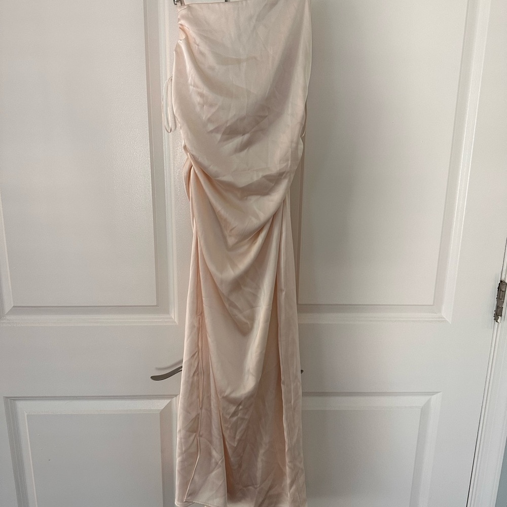Elegant White Sleeveless Dress - Picture 3 of 7